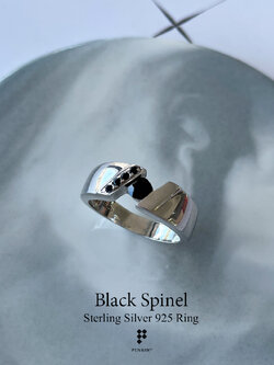 DAMIAN: แหวนพลอยผู้ชาย นิลแท้ กาญจนบุรี เงินแท้ 925 ชุบทองคำขาว ดีไซน์ผ่าเฉียง ให้ลุคเท่ ทันสมัย