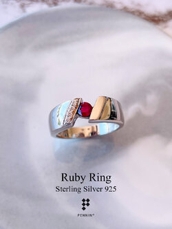 DAMIAN: แหวนพลอยผู้ชาย ทับทิม พม่า เผาเก่า เงินแท้ 925 ชุบทองคำขาว ดีไซน์ผ่าเฉียง ให้ลุคเท่ ทันสมัย