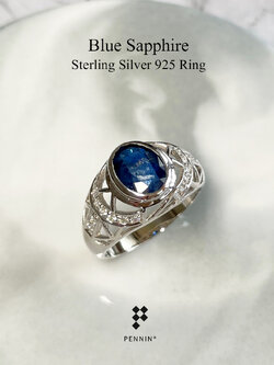 JAKE: แหวนพลอยผู้ชาย ไพลิน เงินแท้ 925 ชุบทองคำขาว แซมเพชรสวิส CZ ลวดลายโครงเหล็ก รูปตัว Y