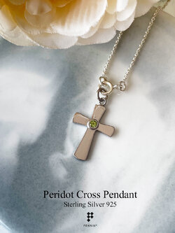 จี้กางเขนเรียบฝังหุ้ม Peridot 2.5mm เม็ดเดียว