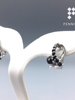 ต่างหูโบว์ไว้อาลัยนิลล้วน