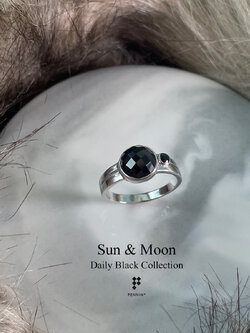 แหวนนิล Sun & Moon นิลแท้หลังเบี้ยขนาด 9mm ขนาบด้วยนิลเจียระไนเหลี่ยมเพชร 3mm เงินแท้ ชุบทองขาว เท่ มีสไตล์