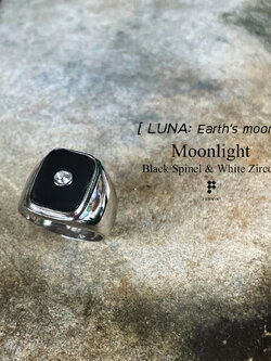 Moonlight: LUNA แหวนนิล Black Spinel ฝังเพทายกลาง เงินแท้ 925 ชุบทองคำขาว