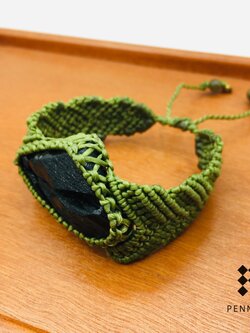 สร้อยข้อมือนิลดิบเชือกเทียนถักขนาดกลางคละสี ปลายแต่งลูกปัดหยกแท้ สายสร้อยข้อมือปรับรูดยืดได้สูงสุด 22 cm : สีเขียว