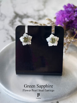 ต่างหูไข่มุกดอกไม้ฝังเขียวส่อง 4.5mm 0.85ct หนามเตย แบบเสียบ