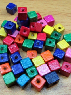 ลูกเต๋าไม้ คละสี 5x5 ม.ม. / 200 ชิ้น