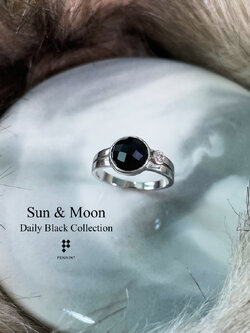 แหวนนิล Sun & Moon นิลแท้หลังเบี้ยขนาด 9mm ขนาบด้วยเพชร CZ 3mm เงินแท้ ชุบทองขาว เท่ มีสไตล์