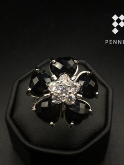 แหวนใหญ่นิลหัวใจดอกไม้