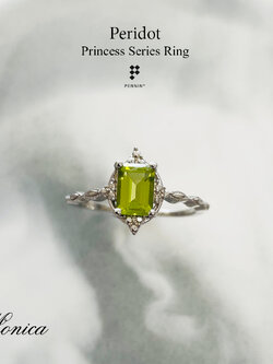 MONICA: แหวนวินเทจ เพอริโด (Peridot) สี่เหลี่ยม ก้านเกลียว Infinity เงินแท้ชุบทองคำขาว