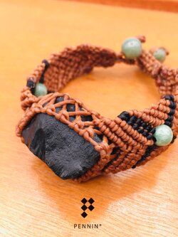 สร้อยข้อมือนิลดิบเชือกเทียนถักขนาดกลางคละสี ปลายแต่งลูกปัดหยกแท้ สายสร้อยข้อมือปรับรูดยืดได้สูงสุด 22 cm : สีน้ำตาล