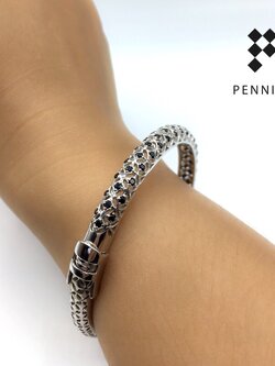 กำไลฉลุดอกฝังนิลกลมครึ่งวง