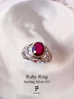 JAKE: แหวนพลอยผู้ชาย ทับทิม แอฟริกา เผาใหม่ เงินแท้ 925 ชุบทองคำขาว แซมเพชรสวิส CZ ลวดลายรูปตัว Y