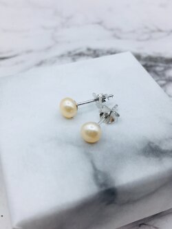 ต่างหูไข่มุกสีอมชมพูธรรมชาติ ทรงซาละเปา ขนาด 5-6 mm. แวววาวสีหวานสวย สามารถสวมใส่ได้ทุกวัน ทุกโอกาส