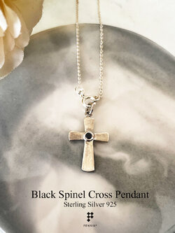 จี้กางเขนเรียบฝังหุ้มพลอยนิล 2.5mm เม็ดเดียว //2 ชิ้น