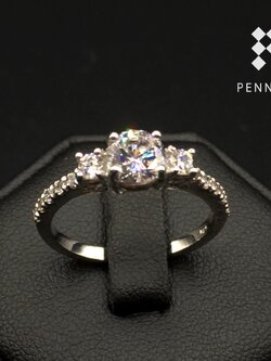 แหวนเพชร CZ 6มม แนบเพชรข้าง