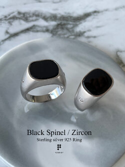 NOX: แหวนนิลสี่เหลี่ยมขอบมน ก้านแหวนประดับด้วยเพทายขาว ยิงทรายรอบวง เงินแท้ 925 ชุบทองคำขาว