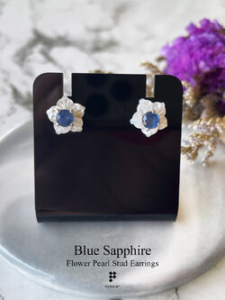 ต่างหูไข่มุกดอกไม้ฝังไพลิน 4.5mm 0.85ct หนามเตย แบบเสียบ