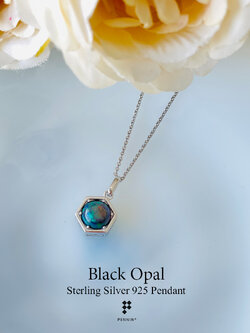 จี้โอปอลสีดำ (Black Opal) ขนาด 8 mm ประกายสีเขียว ฝังหนามเตย ชุบทองคำขาว
