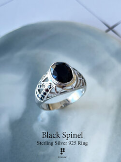 ROY: แหวนพลอยผู้ชาย นิลแท้จากกาญจนบุรีเงินแท้ 925 ชุบทองคำขาว ลวดลายโครงเหล็กรูปสามเหลี่ยม