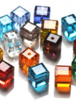 ลูกเต๋าใส 4x4 ม.ม. คละสี / 100 ชิ้น