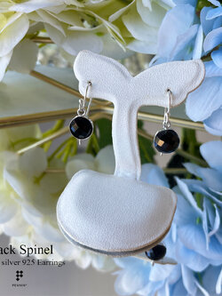 ต่างหูนิลแท้ รูปวงกลม เจียระไนเหลี่ยมหลังเต่า เงินแท้ 925 ชุบทองคำขาว สวย เรียบ เท่ ใส่ติดหูได้ทุกวัน ดึงดูดโชคลาภ ปกป้องคุ้มครอง