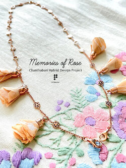สายคล้องแมสก์ Memories of Rose เงินแท้ 925 ชุบโรสโกลด์ ประดับพู่ดอกไม้ผ้าบาติก สีดินเหมืองพลอย
