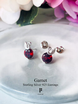 ต่างหูรูปหงส์พลอยโกเมน กลมเม็ดเดี่ยว 7mm สีแดงเข้มอมดำ เสริมความรัก สุขภาพ