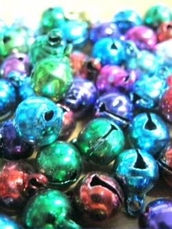 กระพรวนโลหะเคลือบสีมัน ขนาด 7 ม.ม. คละสี / 50 เม็ด