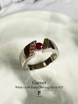 DAMIAN: แหวนพลอยผู้ชาย โกเมน สีแดงเข้ม เงินแท้ 925 ชุบทองคำขาว ดีไซน์ผ่าเฉียง ให้ลุคเท่ ทันสมัย