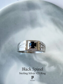 VICTOR: แหวนปลอกมีดนิล 3.4mm บ่าข้างเล่นลายตัววี เงินแท้ 925 ชุบทองคำขาว