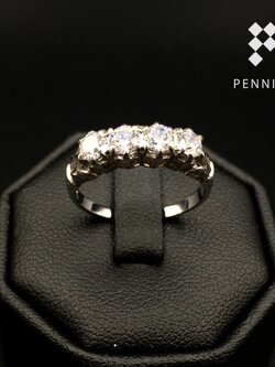 แหวนเพชร CZ เรียง4เม็ดก้านฉลุลายไม้