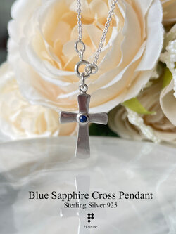 จี้กางเขนเรียบฝังหุ้มพลอยไพลิน 2.5mm เม็ดเดียว