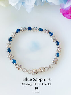 สร้อยข้อมือไพลิน กาญจนบุรี เจียระไนหลังเบี้ย คั่นด้วยดอกไม้เงิน ความยาว 18cm เงินแท้ชุบทองคำขาว