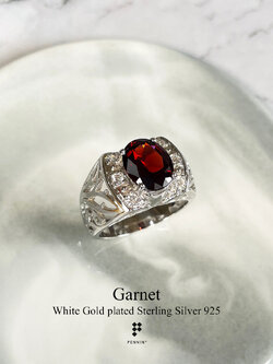 AXION: แหวนพลอยผู้ชาย โกเมน สีแดงเข้มอมดำ ประดับเพชรสวิส CZ ก้านฉลุลายใบไม้ สวยสง่างาม