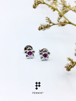 ต่างหูทับทิมสยามแท้ ตัวเรือนเงินรูปดอกไม้เล็กๆ น่ารัก ใส่ติดหูได้ทุกโอกาส เสริมโชคลาภ ความรัก ความสำเร็จ