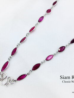 สร้อยคอทับทิมสยาม หรือ ทับทิมจันทบุรี ทรงมาคี 7x5mm หุ้มผ่าหวายเงินแท้ 92.5% ชุบทองขาว ยาว 24" สวย คลาสสิก