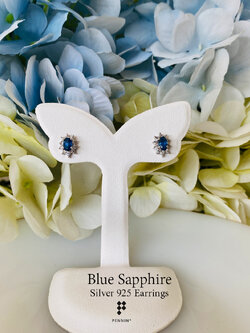 ต่างหูไพลิน Blue Sapphire Earrings ล้อมเพชร แบบน่ารัก ใส่ติดหูได้ทุกโอกาส