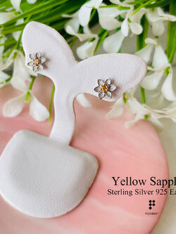 ต่างหูดอกไม้กลีบเงิน ประดับพลอยบุษราคัม เม็ดเดี่ยว แบบเสียบ เงินแท้ชุบทองคำขาว