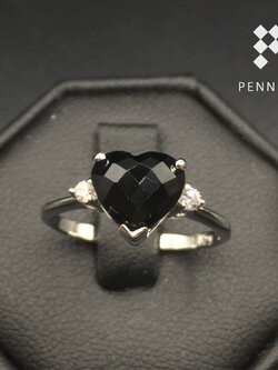 แหวนหัวใจนิลขนาบเพชรCZ