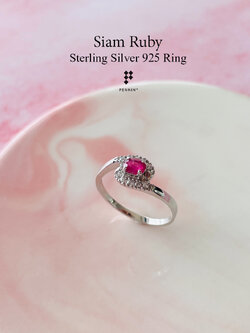 แหวนทับทิมสยาม แนวนอน ล้อมเพชร CZ ก้านบิดโค้ง นุ่มนวล เงินแท้ชุบทองคำขาว