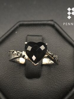 แหวนหัวใจนิลก้านบิดไขว้นิล