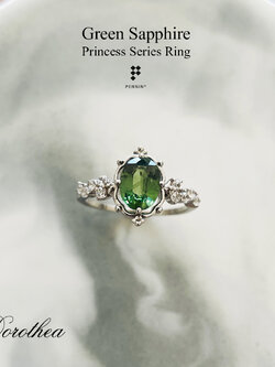 DOROTHEA: แหวนมรกต เขียวส่อง (Green Sapphire) แซมเพชร CZ ดีไซน์แนววินเทจ เงินแท้ชุบทองคำขาว