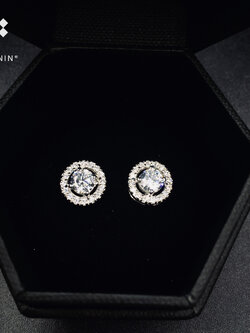 ต่างหูเพชรสวิส CZ ล้อมเพชร ขนาด 4mm เงินแท้ 92.5% ชุบทองขาว สวย หรู เปล่งประกายทัดเทียมเพชรแท้