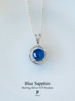 จี้ไพลิน กาญจนบุรี (Blue Sapphire) กลม 8mm หลังเบี้ย ซ้อนลายกลม หูคู่ สีน้ำเงินเข้ม สวยหวาน
