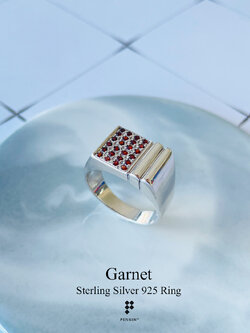 HUGO: แหวนพลอยแท้ผู้ชาย โกเมน (Garnet) เงินแท้ชุบทองคำขาว หน้าสี่เหลี่ยม แนวโมเดิร์น เข้มแข็ง สง่างาม