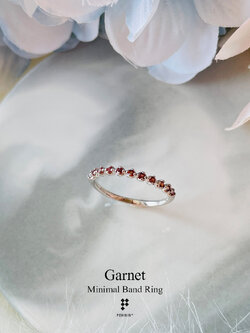 แหวนแถวสไตล์มินิมอล ประดับพลอยโกเมน (Garnet) สีแดงเข้ม นำโชคด้านความรัก สุขภาพ
