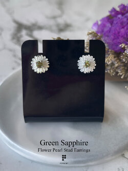 ต่างหูไข่มุกดอกเดซี่ ฝังพลอยเขียวส่อง 0.30ct 3mm หนามเตย แบบเสียบ