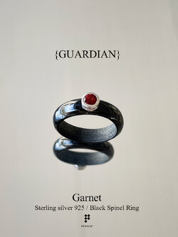 {GUARDIAN} แหวนนิลล้วนปัดเงา ประดับพลอยโกเมน 4mm หุ้มเงินชุบทองคำขาว ปกป้องคุ้มครอง นำโชค