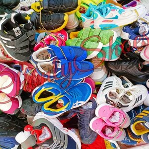 รองเท้าผ้าใบเด็กมือสองแบรนด์แท้ 95 บาท